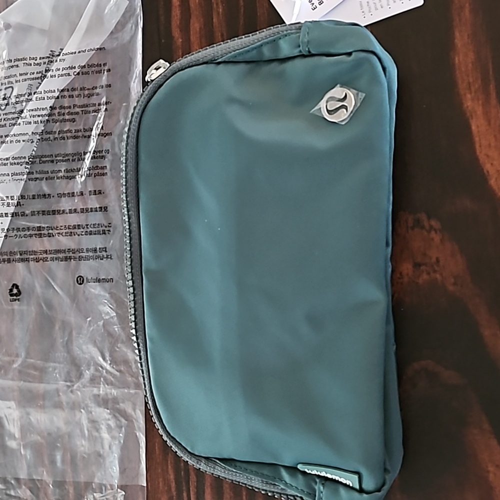 Lululemon Everywhere belt bag NWT- green